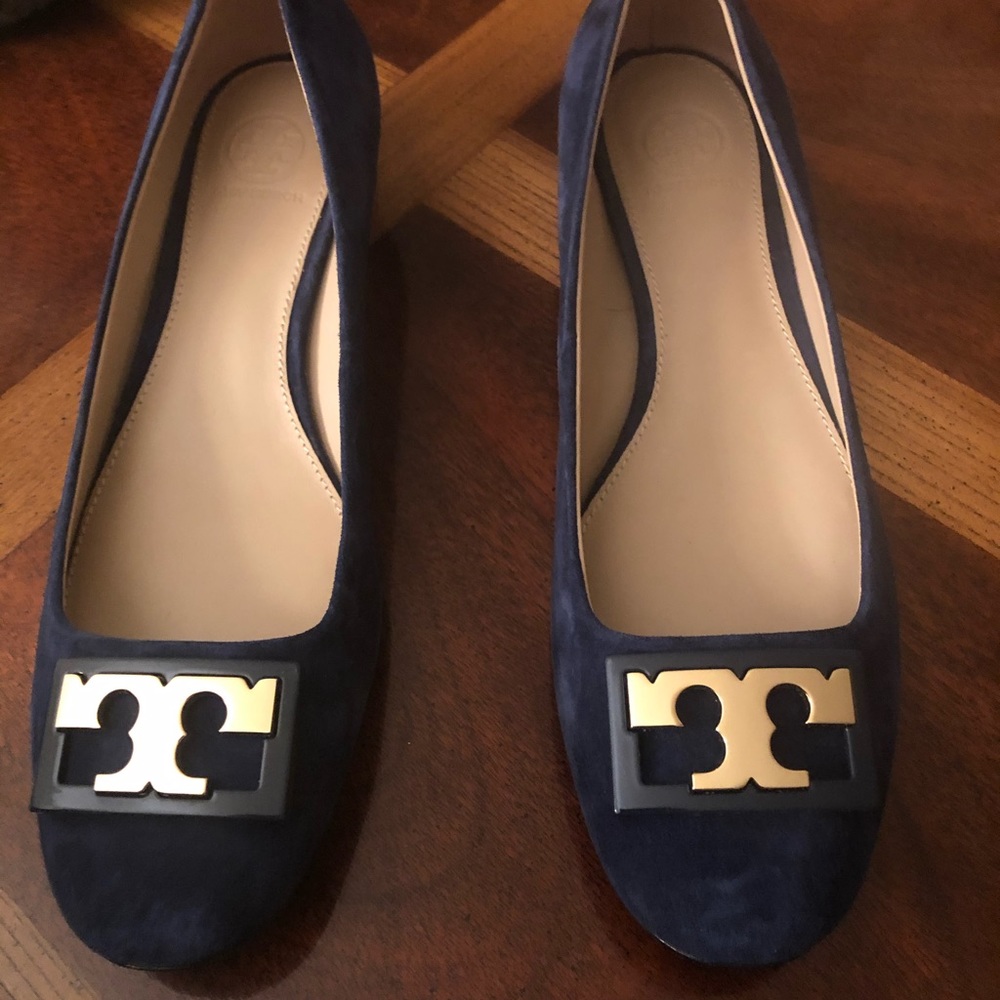 SOLD- Tory Burch Navy Gigi Logo Suede 25mm Pump - Picture 3 of 8